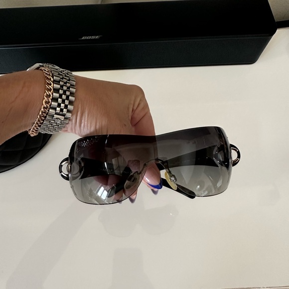 CHANEL SUNGLASSES FRAMELESS CC LOGO 1425 BLACK GRADIENT WITH SILVER ACCENT CC - Picture 16 of 16